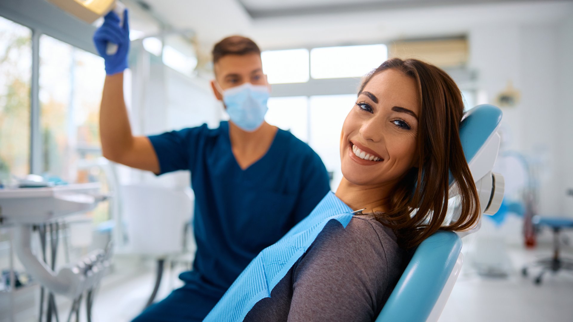 Dentista atendendo paciente